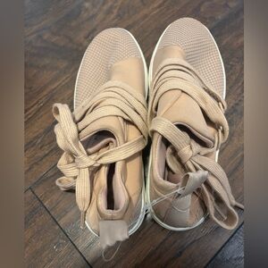 Steve Madden R2 sneakers Blush colored size 7.5